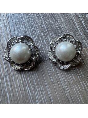 Oscar de la Renta clip on faux mabe pearl earrings in silver tone